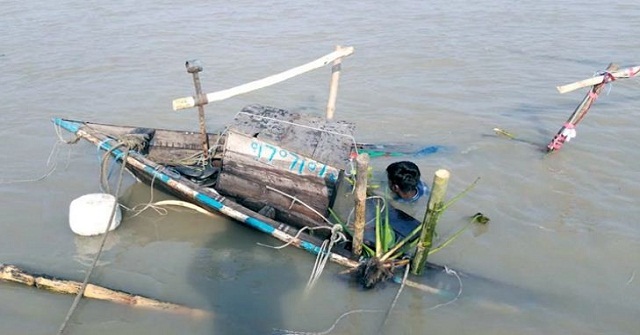 মেঘনা নদীতে গ্রিন লাইনের ধাক্কায় ট্রলার ডুবি
