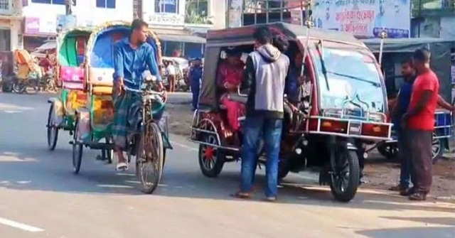 পিরোজপুরে বাস চলাচল বন্ধ থাকায় যাত্রীদের ভোগান্তি