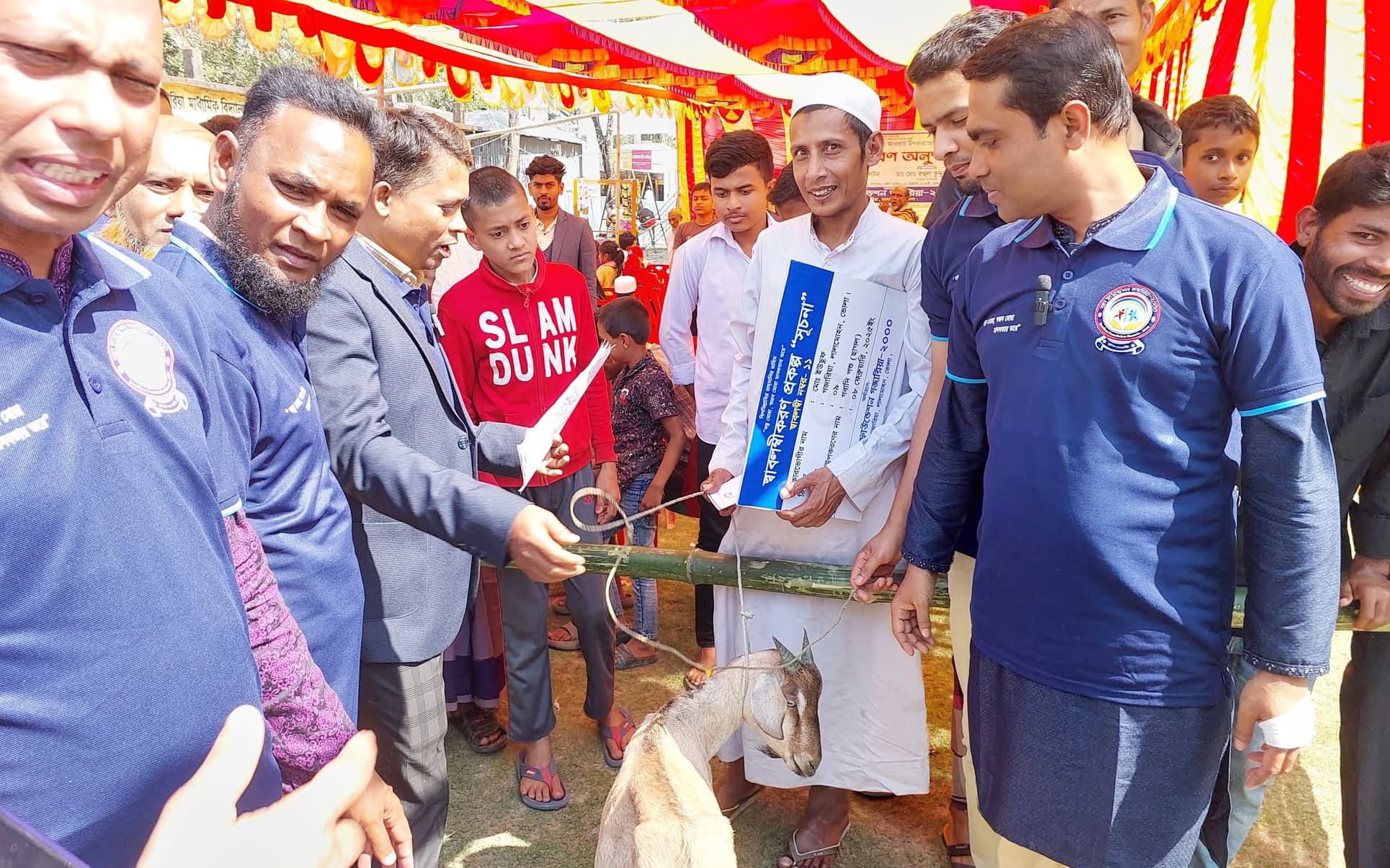 লালমোহনে অসহায় পরিবারের মাঝে বিভিন্ন সামগ্রী বিতরণ 