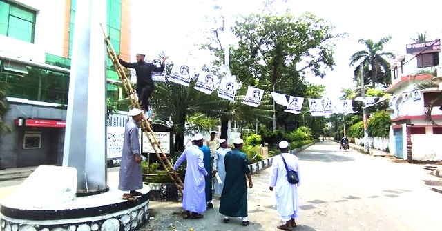 প্রতীক পেয়েই পোস্টার লাগাতে ব্যস্ত প্রার্থীর কর্মীরা