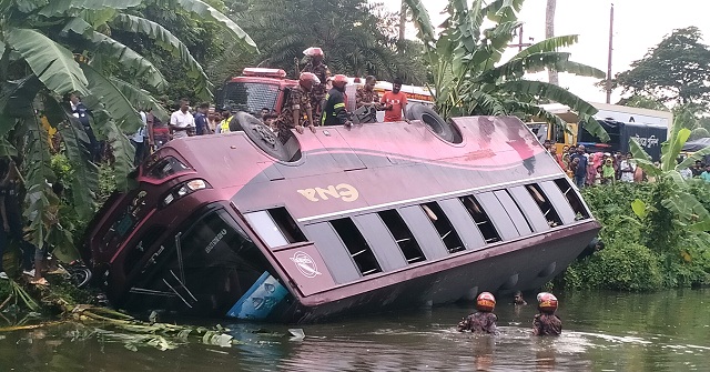  গৌরনদীতে নিয়ন্ত্রণ হারিয়ে বাস পুকুরে, নিহত ১