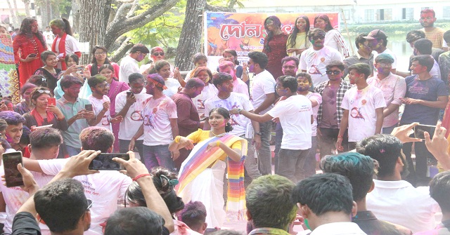 বরিশালে দোল উৎসবে তরুণ-তরুণীদের উচ্ছ্বাস
