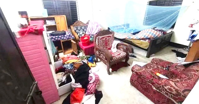 বাবুগঞ্জে পুলিশ সদস্যর বাড়িতে অস্ত্রের মুখে ডাকাতি