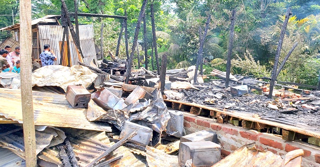 দৌলতখানে আগুনে পুড়ল তিন ব্যবসাপ্রতিষ্ঠান