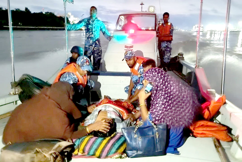 গুরুতর অসুস্থ লঞ্চযাত্রীকে দ্রুত চিকিৎসাসেবা দিল কোস্ট গার্ড