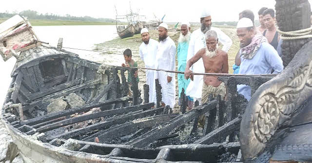 মনপুরায় দুর্বৃত্তদের দেওয়া আগুনে পুড়ে ছাই জেলে ট্রলার ও জাল