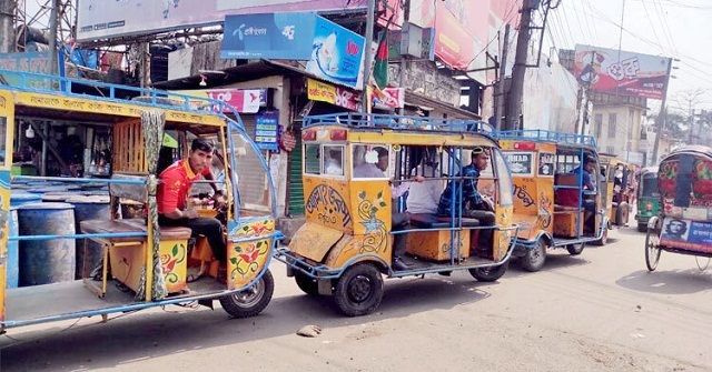 বরিশালে ৫-১০ টাকা ভাড়া বাড়িয়ে নিচ্ছে তিন চাকার যানবাহন, বিপাকে যাত্রীরা
