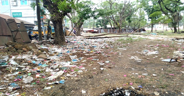 কলাপাড়ায় বর্জ্য ফেলার ডাম্পিং ষ্টেশন না থাকায় জনজীবন বিপর্যয়