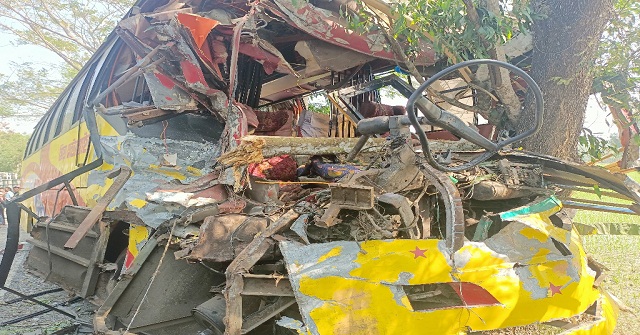 পুলিশ কর্মকর্তা বাবাকে স্যালুট ক্যাপ্টেন মেয়ের