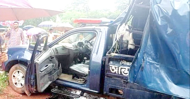 পুলিশ ভ্যানে ট্রেনের ধাক্কা, নিহত ৩
