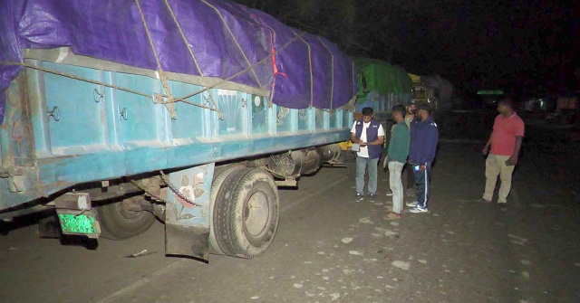  পাচারকালে ইলিশা ফেরিঘাটে ১৩৬০ বস্তা ইউরিয়া সারসহ চার ট্রাক আটক