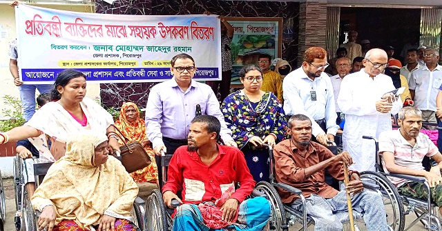 পিরোজপুরে প্রতিবন্ধীদের মধ্যে হুইল চেয়ার বিতরণ