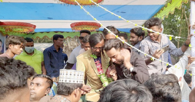 হিরো আলমের হাতে গাড়ি তুলে দিতে মঞ্চ সাজিয়েছেন সেই শিক্ষক