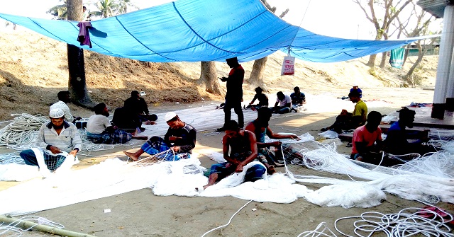 দুশ্চিন্তা ও অলস সময় পার করছেন লালমোহনের জেলেরা