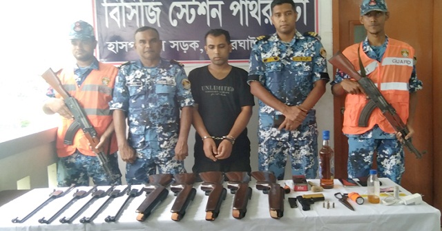 বিআরটিসি বাসে মিলল মদসহ ৬ আগ্নেয়াস্ত্র-গুলি, গ্রেপ্তার ১