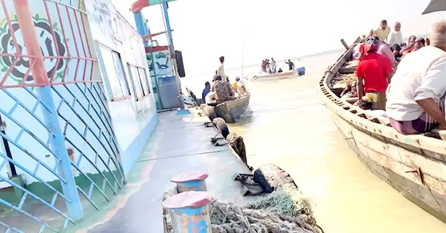 ভোলায় মেঘনা নদীতে বালু উত্তোলনে স্থানীয়দের বাধা, গুলিবিদ্ধ ৩