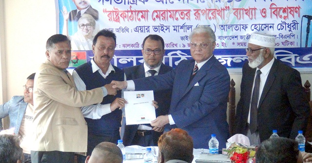  মঠবাড়িয়ায় বুদ্ধি প্রতিবন্ধি কিশোরকে পরিবারের কাছে ফিরিয়ে দিল পুলিশ  
