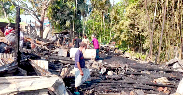  রাজাপুরে অগ্নিকাণ্ডে ৬ টি দোকান পুড়ে অর্ধকোটি টাকার ক্ষতি, আহত ৫
