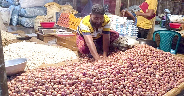 হিলিতে ফের ১০ টাকা বাড়ল ভারতীয় পেঁয়াজের দাম