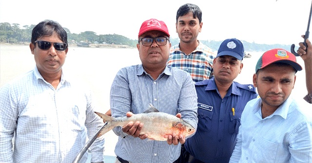 মঠবাড়িয়ায় গাঁজা দিয়ে অন্যকে ফাঁসাতে গিয়ে পুলিশের হাতে যুবক আটক