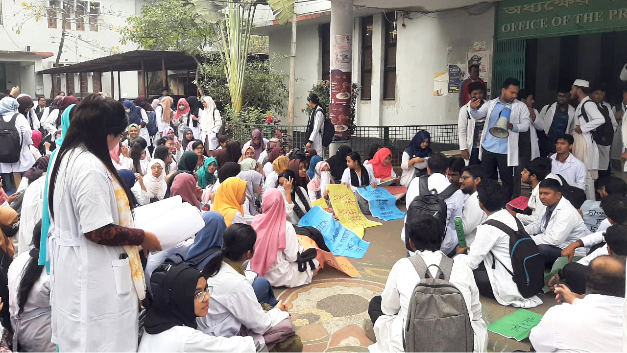 শিক্ষক সংকট নিরসনের দাবিতে শিক্ষার্থীদের কমপ্লিট শাটডাউন