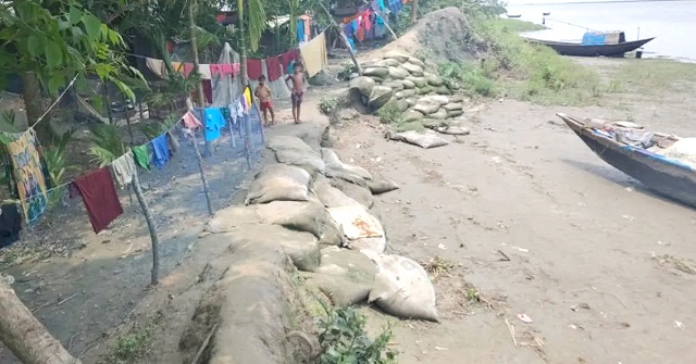 লালমোহনে তেঁতুলিয়া নদীর বেড়িবাঁধ ভেঙে ১৪০ পরিবার ঝুঁকিতে