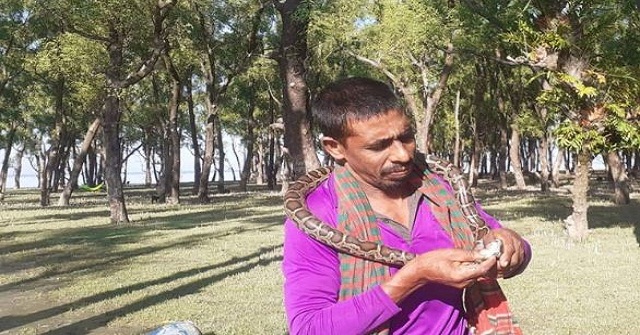 সাপের বন্ধু 'টাইগার জাকির'