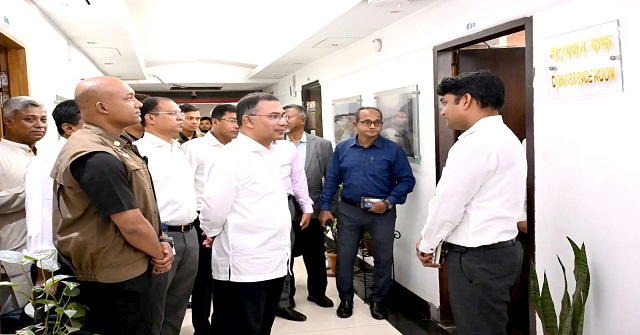  বিভিন্ন মন্ত্রণালয় আকস্মিক পরিদর্শনে প্রধানমন্ত্রী