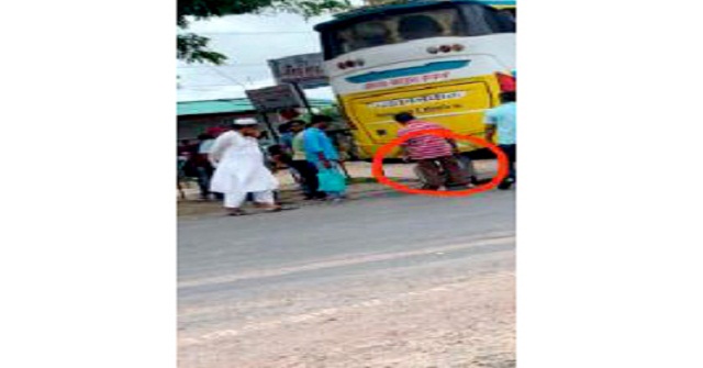 রাস্তায় চেকপোস্ট বসিয়ে মিনিবাস মালিক সমিতি নেতার চাঁদাবাজি 