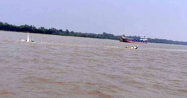 ডুবে যাওয়া জাহাজের সার মিশে গেলো পানিতে!