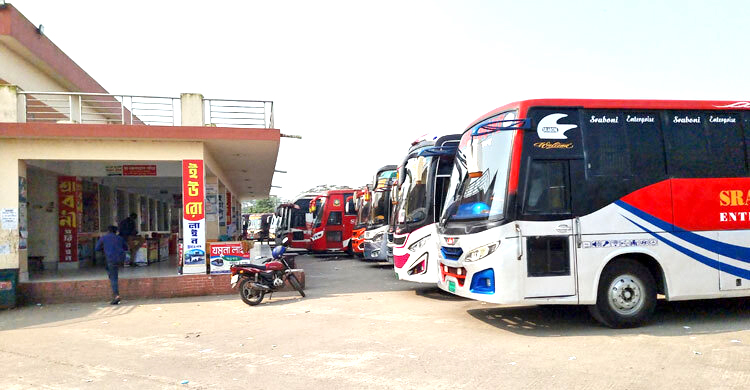 বরগুনায় বাস ধর্মঘটে চরম ভোগান্তিতে যাত্রীরা
