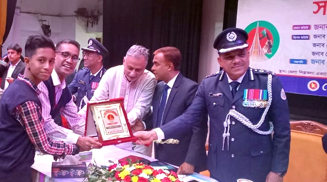 বরিশালে বীর মুক্তিযোদ্ধাদের সম্মাননা ক্রেস্ট প্রদান