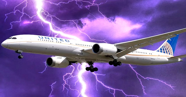 মাঝ আকাশে তুমুল ঝড়ের কবলে উড়োজাহাজ,আহত অনেক যাত্রী