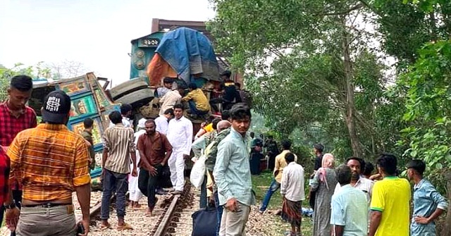 ফেনীতে ট্রেন-ট্রাক দুর্ঘটনা, উজিরপুরের মিজানসহ নিহত ৬