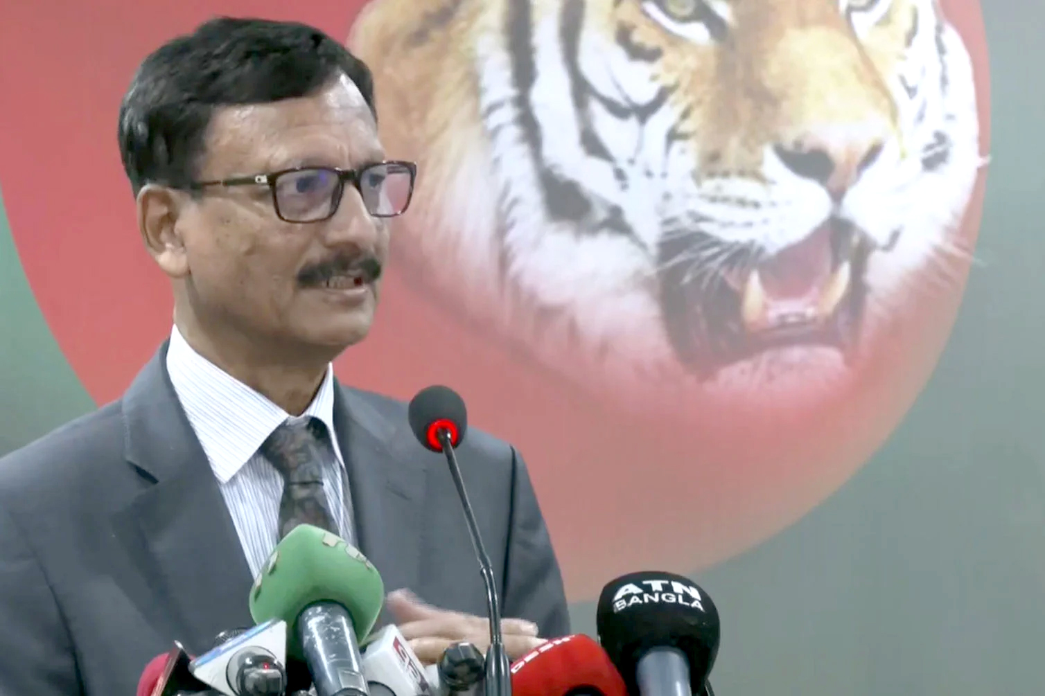  শিগগিরই রোডম্যাপ, দ্রুত নির্বাচিত সরকারের কাছে ক্ষমতা হস্তান্তর: উপদেষ্টা