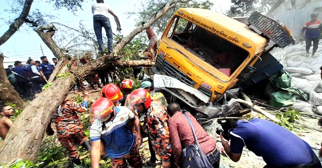 ঝালকাঠিতে বেপরোয়া ট্রাকের চাপায় রাস্তায় ঝরল ১২ প্রাণ