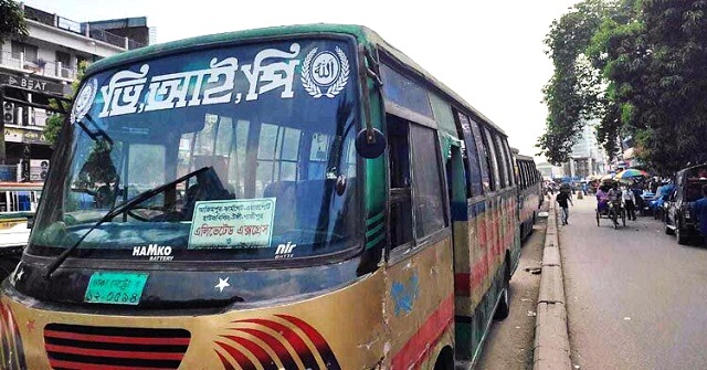 হাফ ভাড়া নিয়ে বিতণ্ডা, ৩০ বাস আটকালো ঢাকা কলেজ শিক্ষার্থীরা