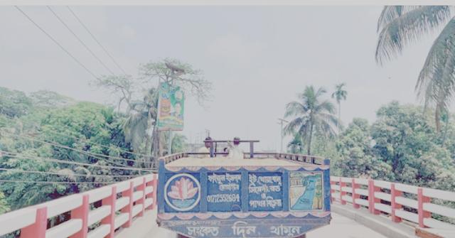 খোলা গাড়িতে বালু পরিবহন, দুর্ভোগে চালক-যাত্রীরা