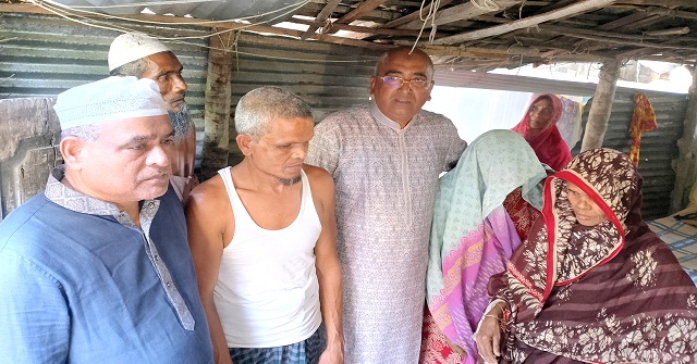 দৌলতখানে প্রতিবন্ধী পরিবারের মাঝে ঈদ সামগ্রী বিতরণ করলেন এমপি মুকুল 