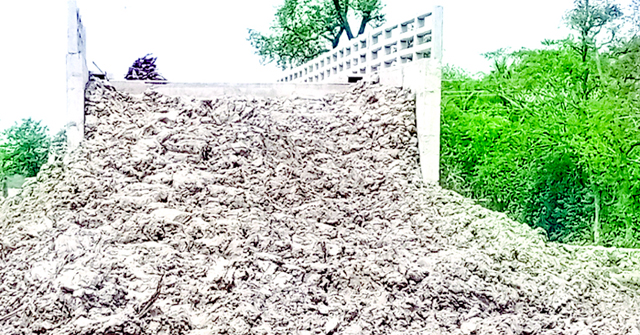 কলাপাড়ায় সেতুর সংযোগ সড়কের কাজ বন্ধ