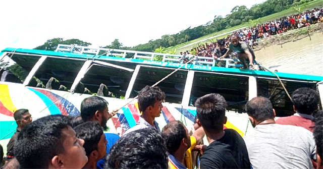 যাত্রীবাহী বাস নিয়ন্ত্রণ হারিয়ে পুকুরে পড়ে ১৭ জন নিহত