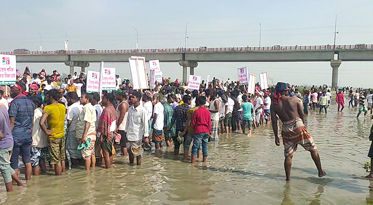 তিস্তায় হাঁটু পানিতে নেমে ভারতীয় আগ্রাসনের প্রতিবাদ