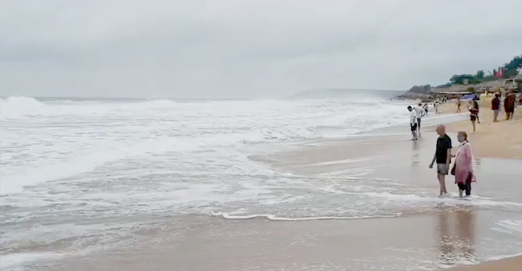 ঘূর্ণিঝড় মন্থার আতঙ্কে উপকূলীয় এলাকায় মাইকিং শুরু