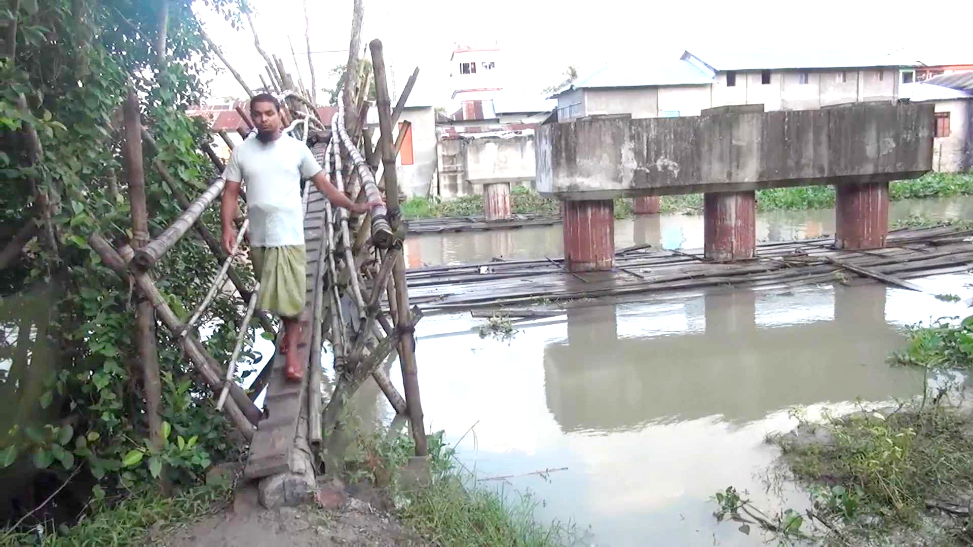 তিন বছরেও শেষ হয়নি সেতুর কাজ, ঝুঁকি নিয়ে সাঁকো দিয়ে পারাপার