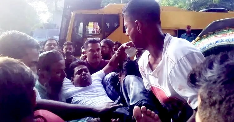 শাহবাগে সাউন্ড গ্রেনেডে ছত্রভঙ্গ প্রাথমিক শিক্ষকরা, আহত অনেকে