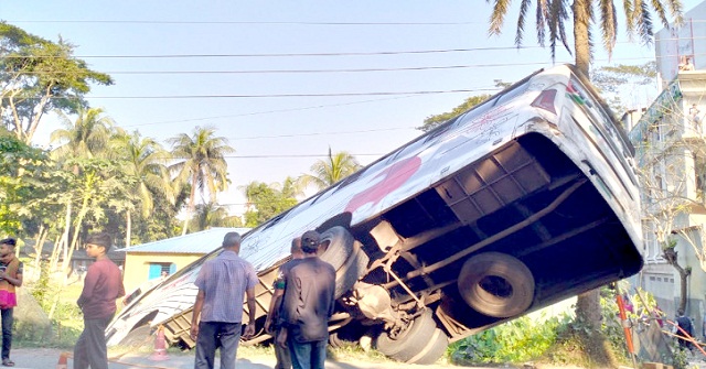 গৌরনদীতে যাত্রীসহ খাদে বাস, আহত ১৩