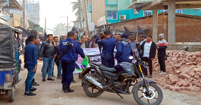 মঠবাড়িয়ায় বিএনপির কালো পতাকা মিছিলের চেষ্টা, আটক ২ 