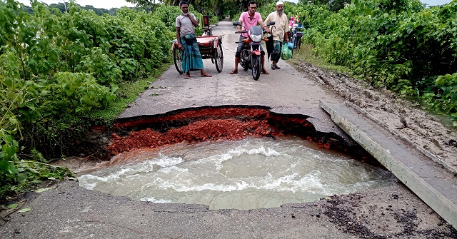 মঠবাড়িয়ায় রাস্তা ভেঙ্গে ১০ গ্রামের সাথে যোগাযোগ বিচ্ছিন্ন  