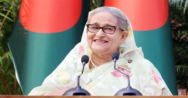 ‘দুই লাইনের স্ট্যাটাসে সরকারের পায়ের তলার মাটি কেঁপে উঠেছে’