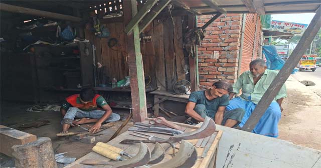 পাথরঘাটায় পান চাষীদের মানববন্ধন